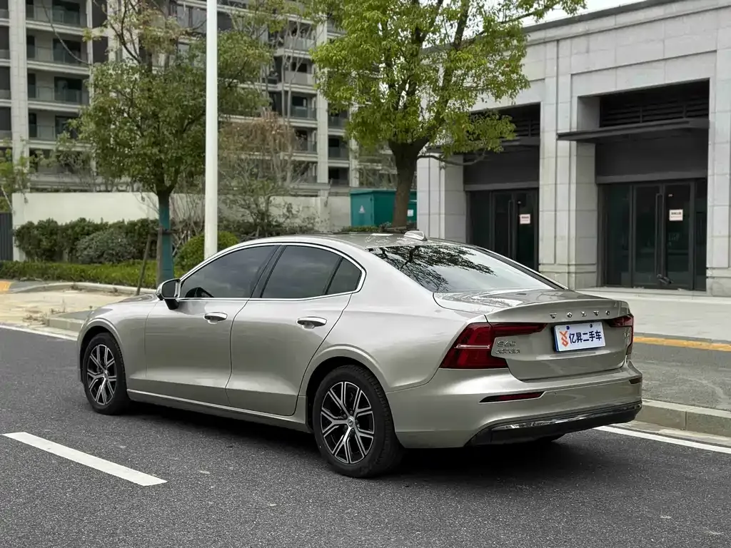 Volvo S60 — фото 9