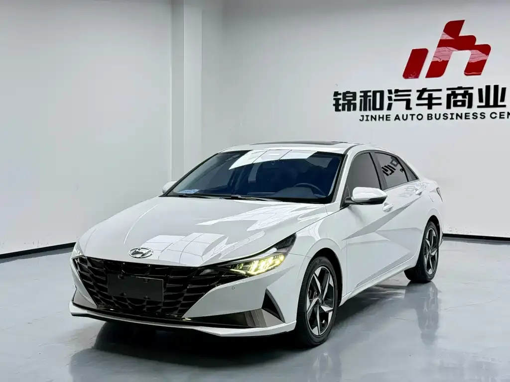 Hyundai Elantra — фото 1