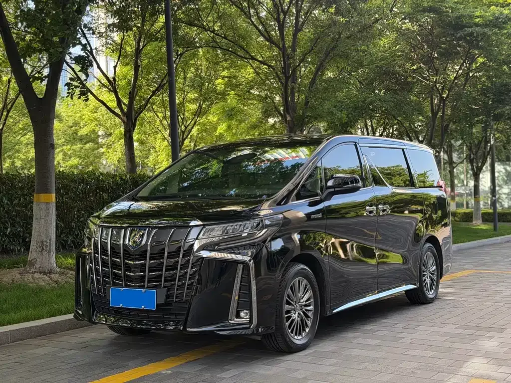 Toyota Alphard — фото 1