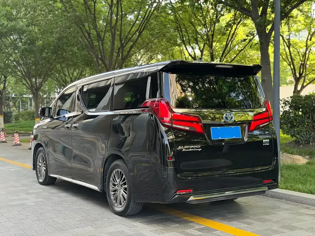 Toyota Alphard — фото 9