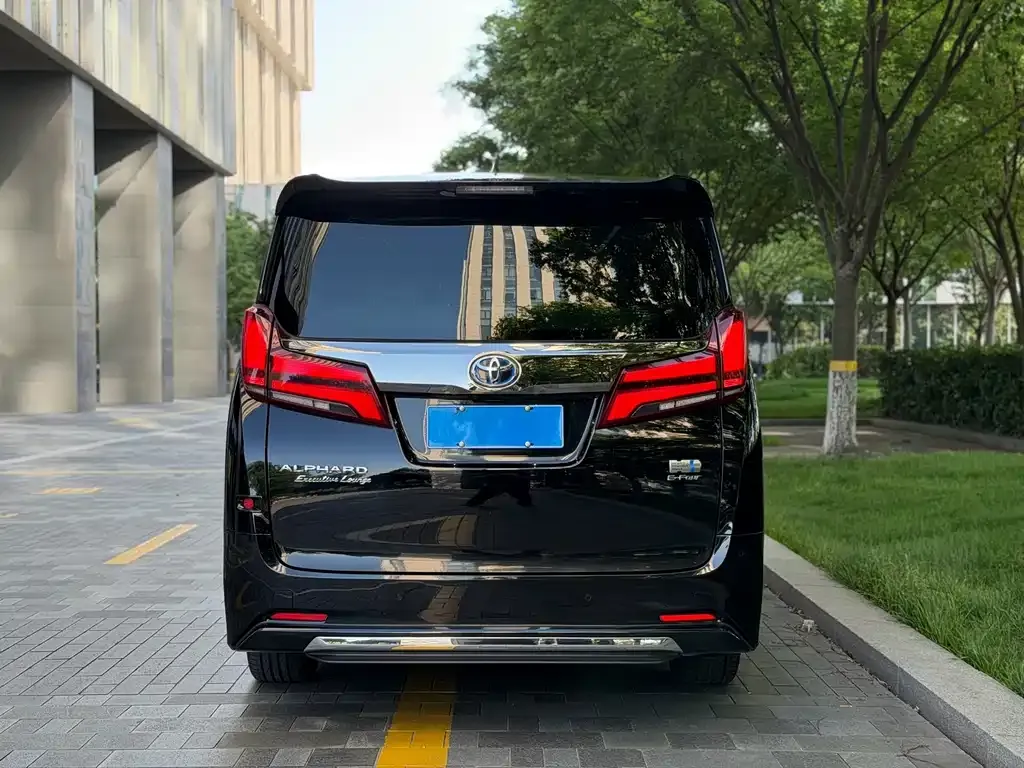 Toyota Alphard — фото 8