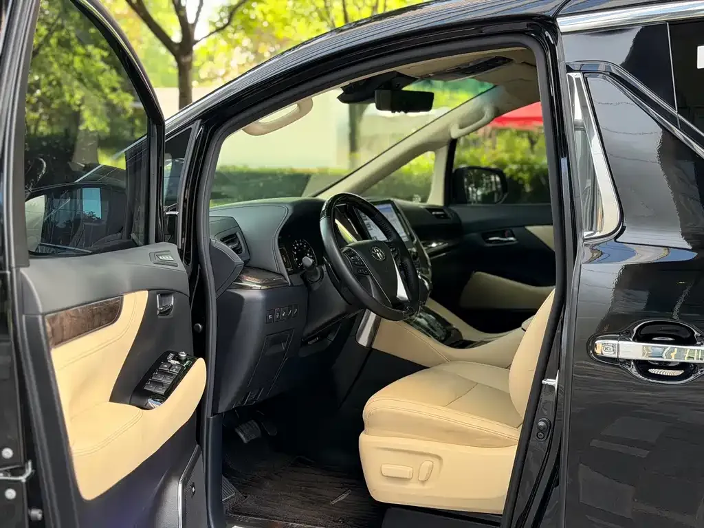 Toyota Alphard — фото 2