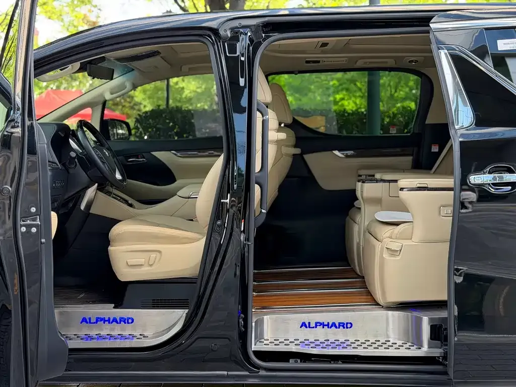 Toyota Alphard — фото 7