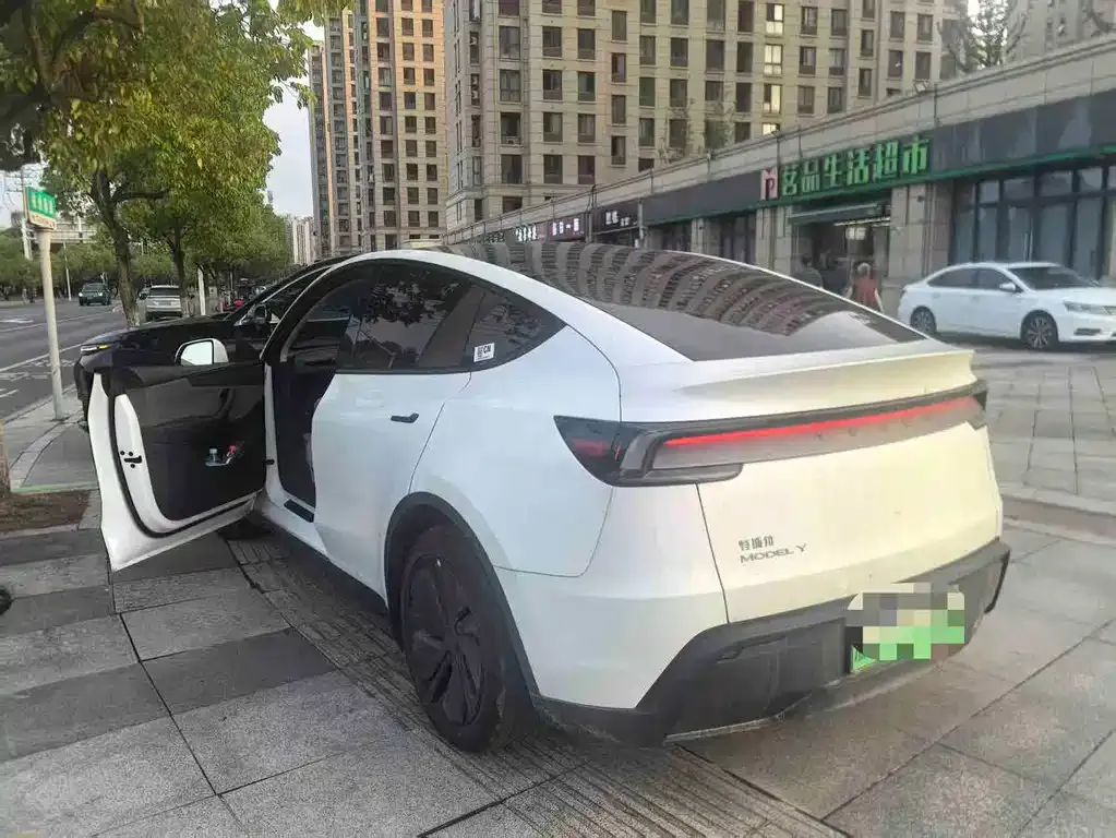 Tesla Model Y — фото 5