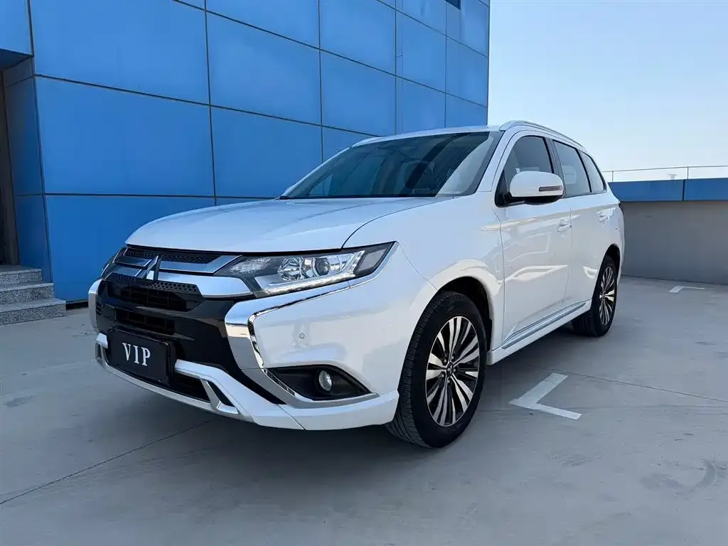 Mitsubishi Outlander — фото 1