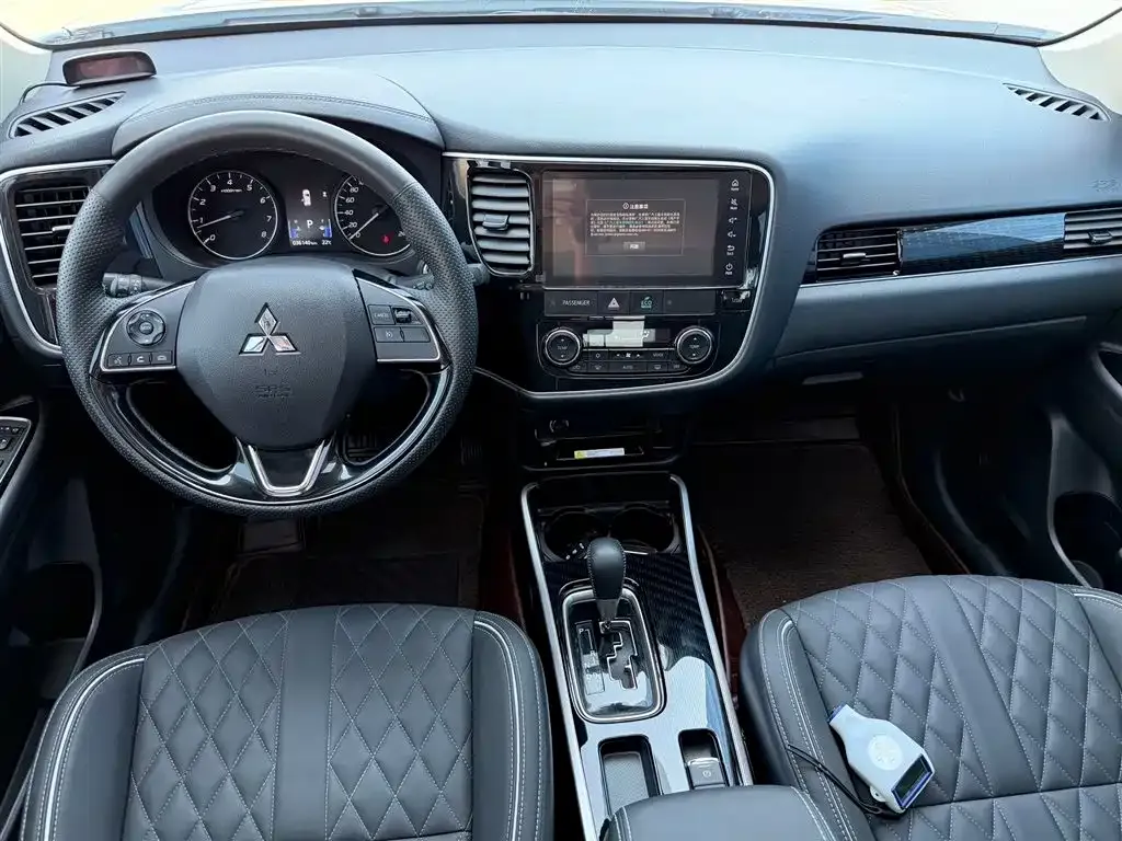 Mitsubishi Outlander — фото 9