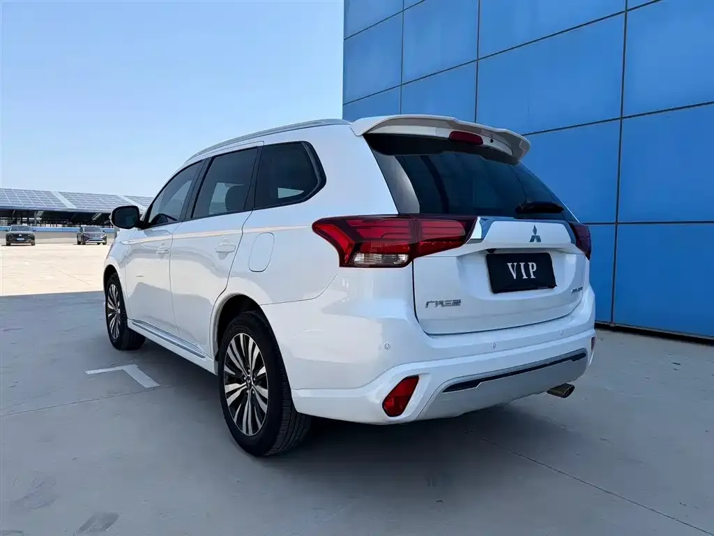 Mitsubishi Outlander — фото 10