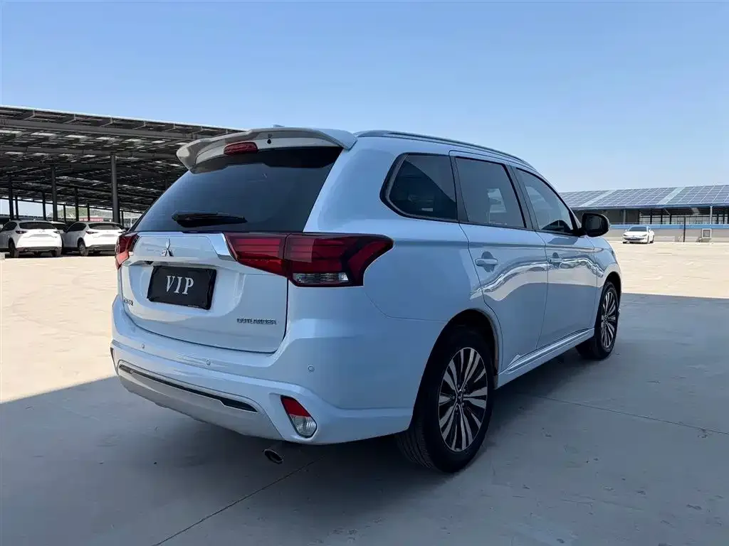 Mitsubishi Outlander — фото 4