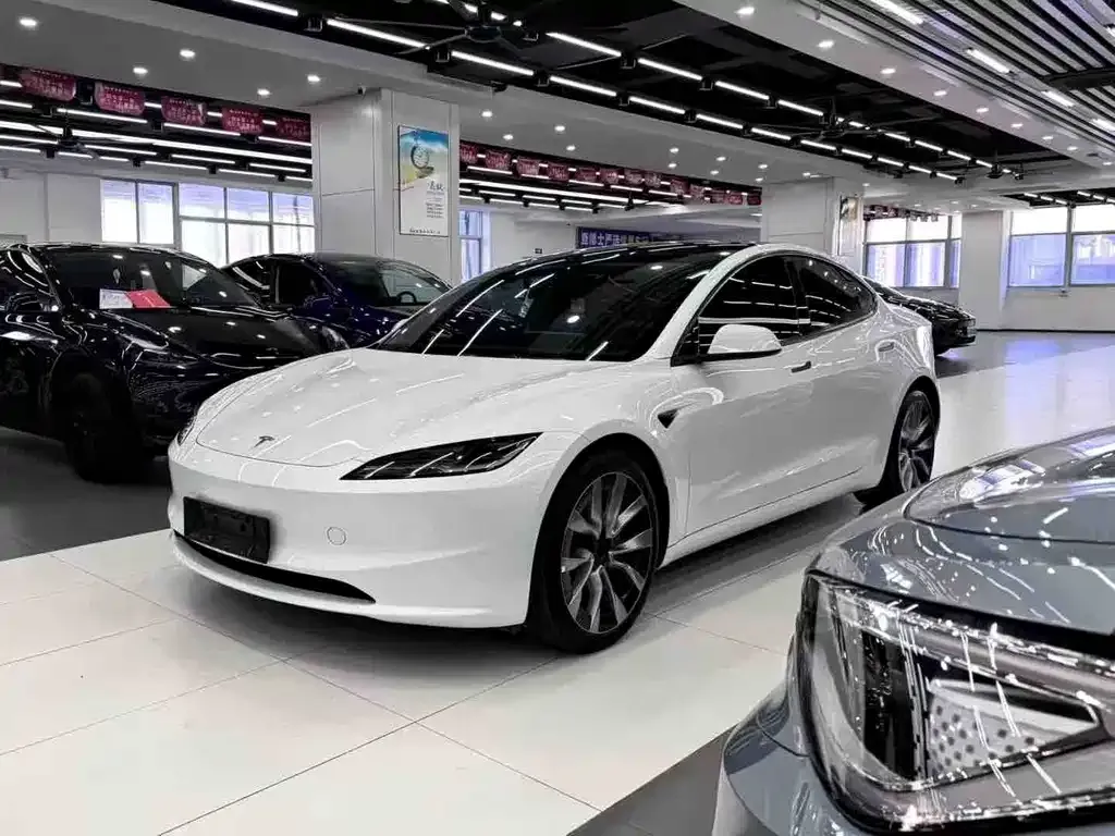 Tesla Model 3 — фото 1