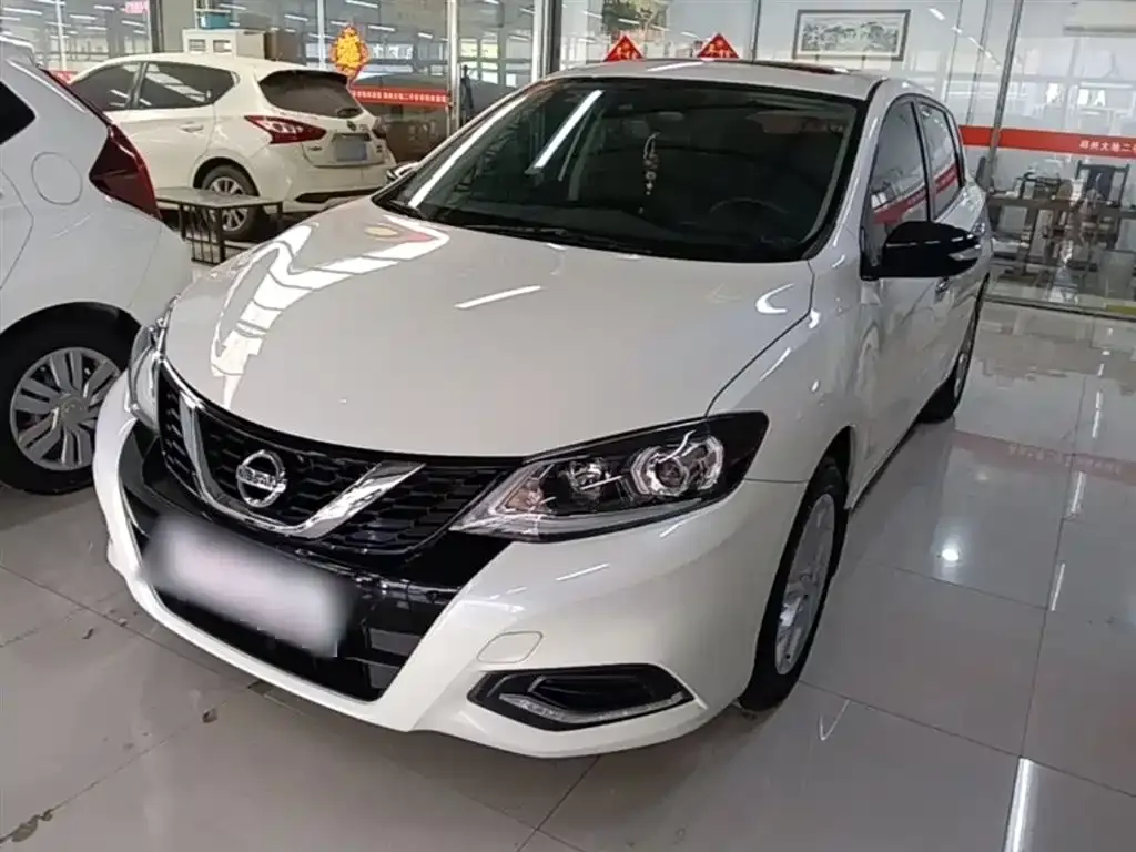 Nissan Tiida — фото 1