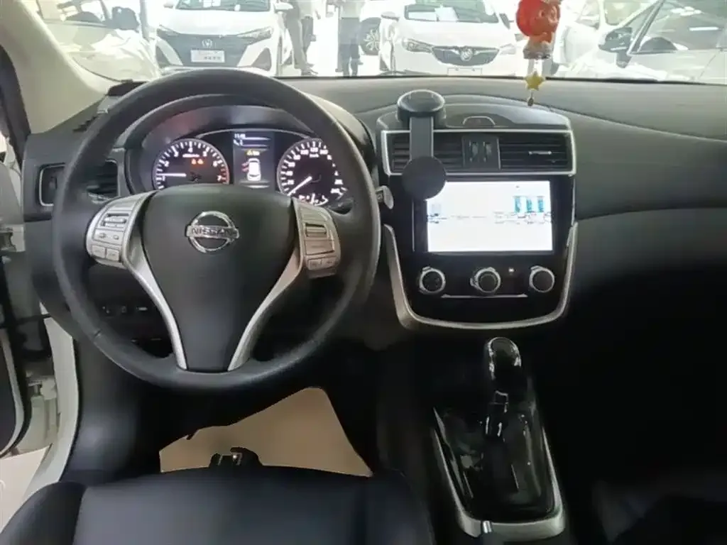 Nissan Tiida — фото 3