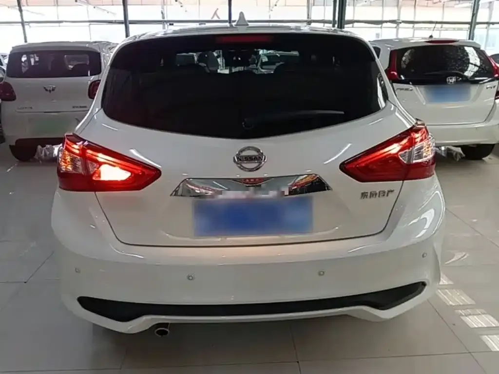 Nissan Tiida — фото 4
