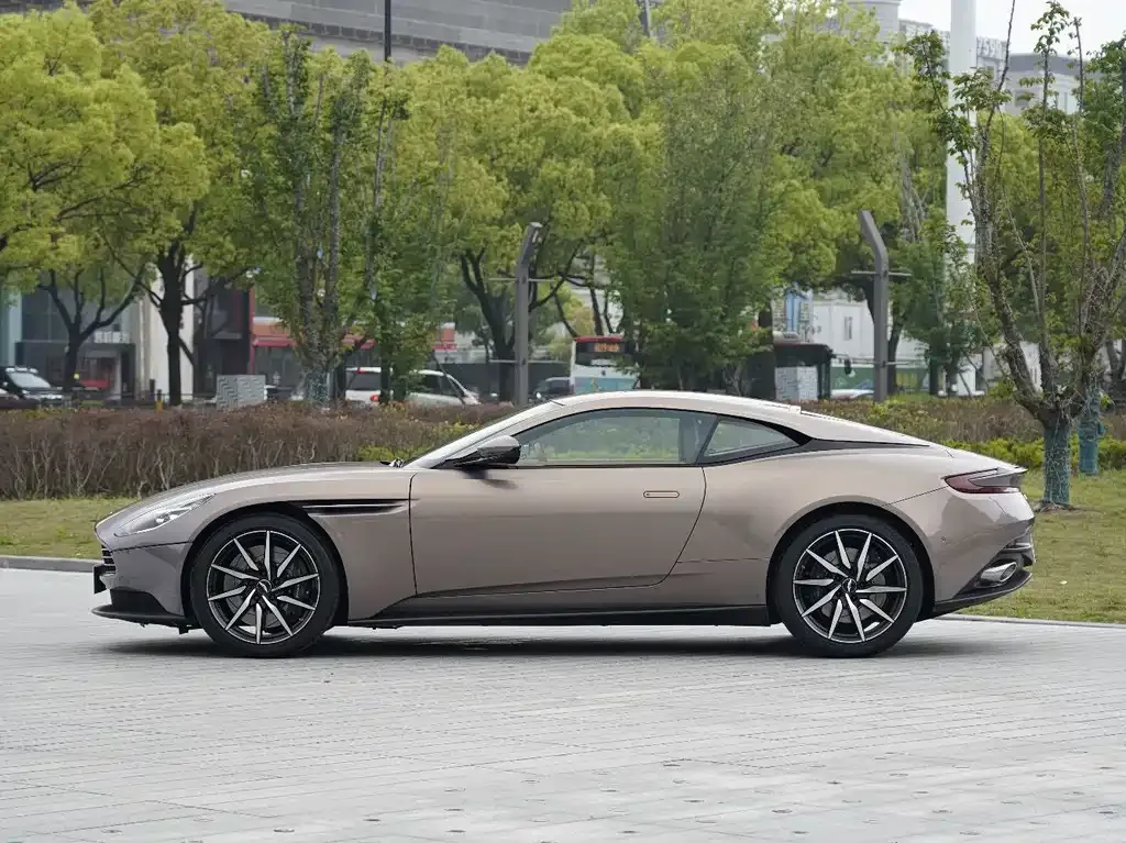 Aston Martin DB11 2025 из CN, фото 9