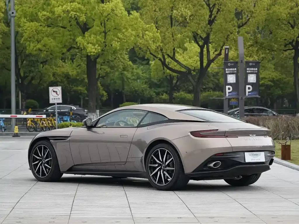 Aston Martin DB11 2025 из CN, фото 6