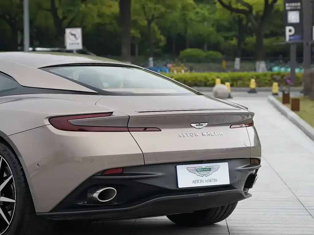 Aston Martin DB11 2025 из CN, фото 4
