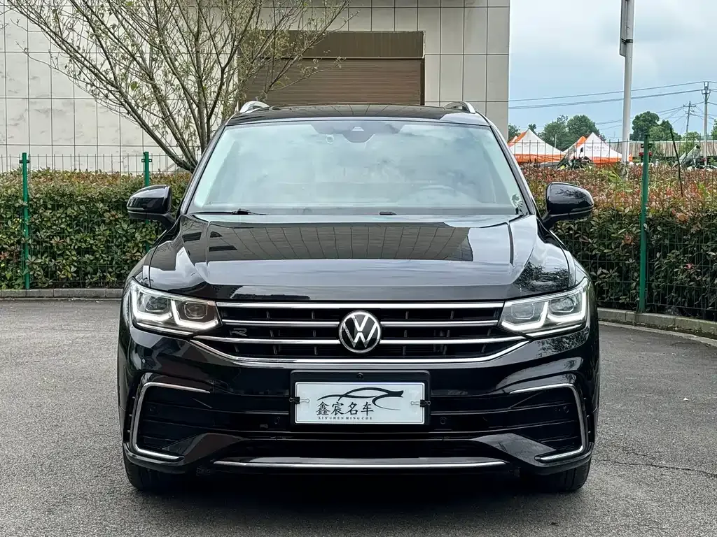 Volkswagen Tiguan L — фото 1