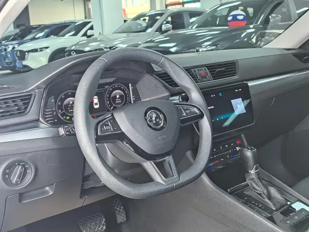 Skoda Superb — фото 9