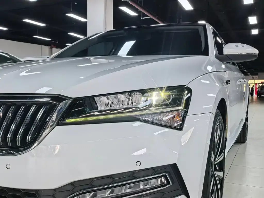 Skoda Superb — фото 7