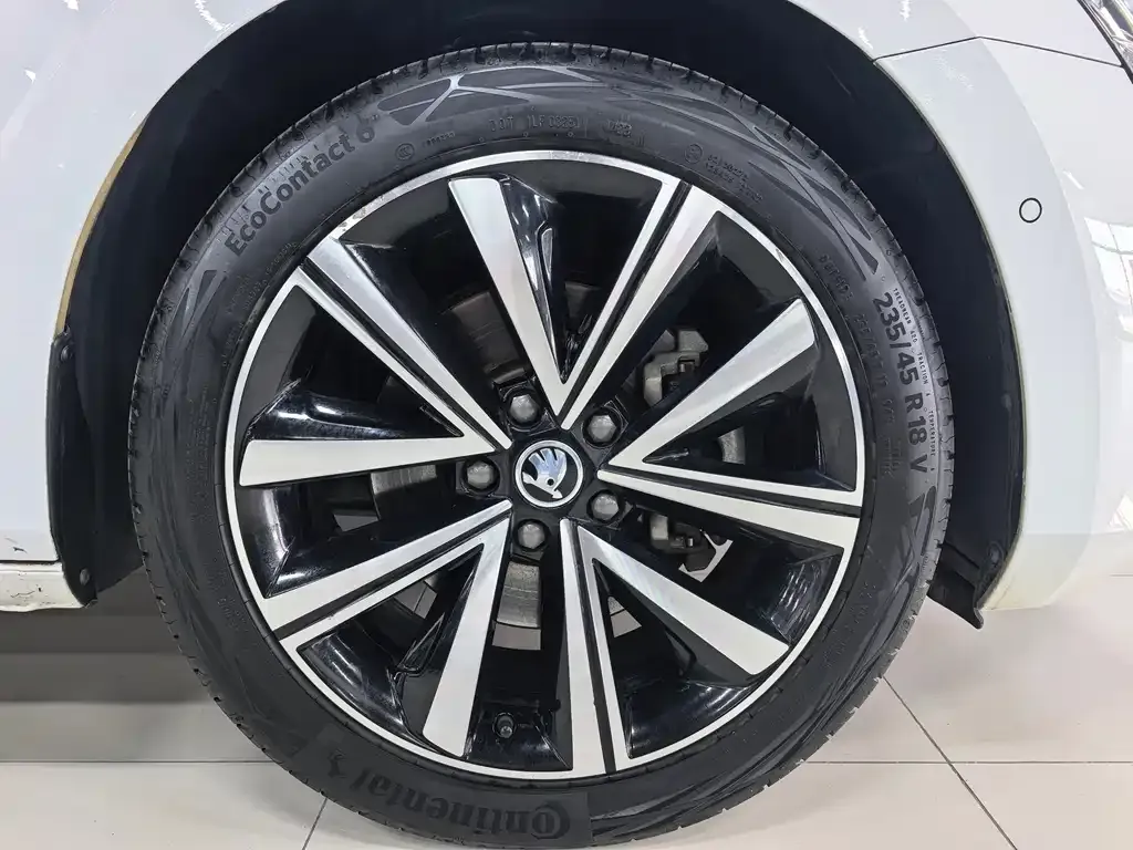 Skoda Superb — фото 8