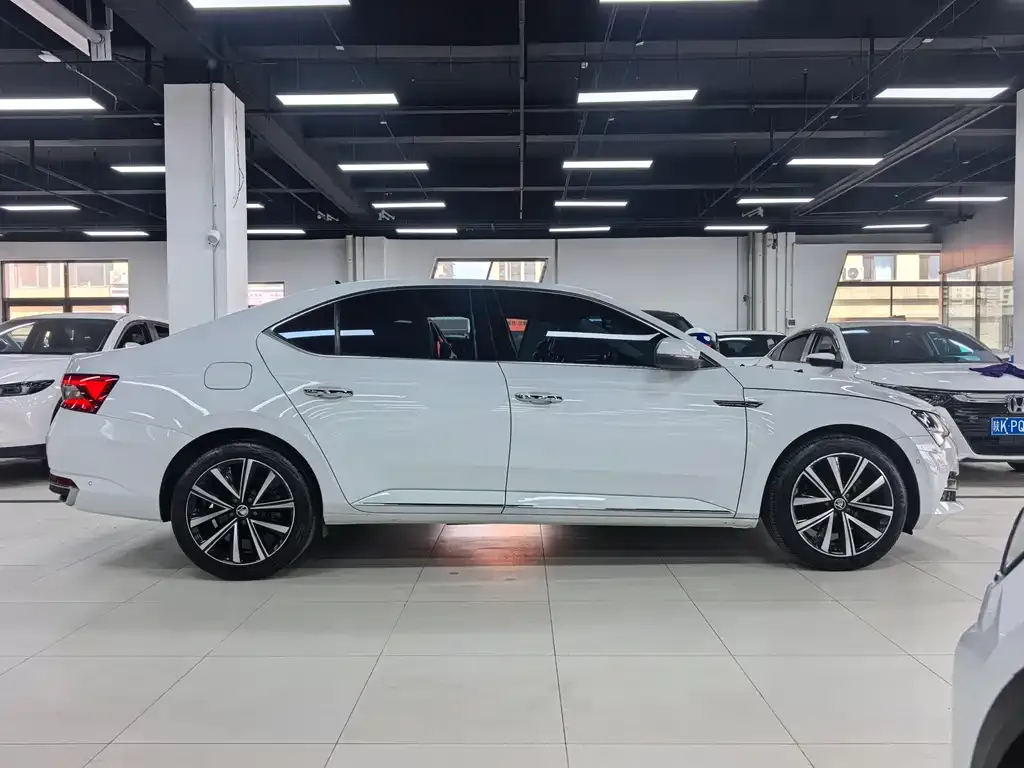 Skoda Superb — фото 10