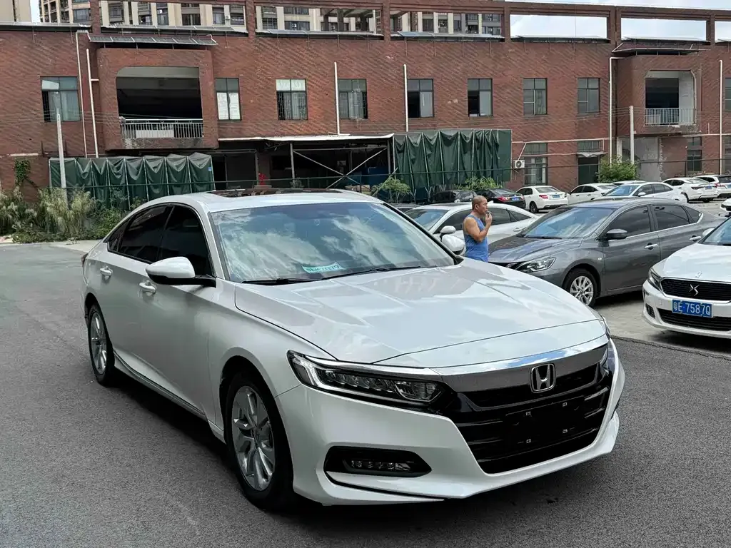 Honda Accord — фото 9