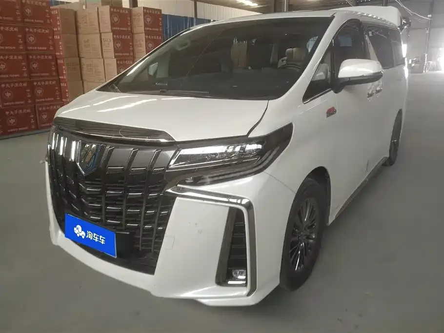 Toyota Alphard — фото 1