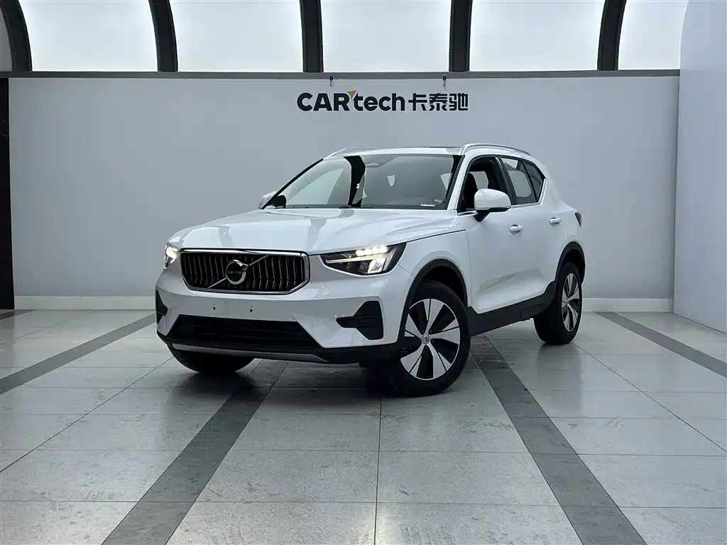 Volvo XC40 — фото 1