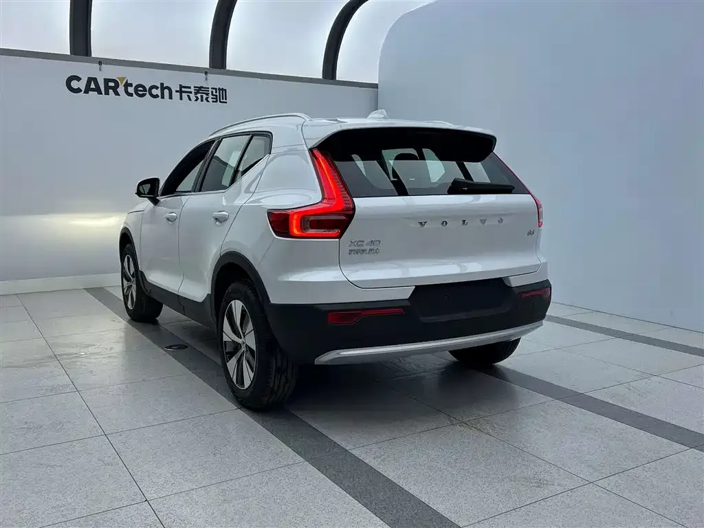 Volvo XC40 — фото 7