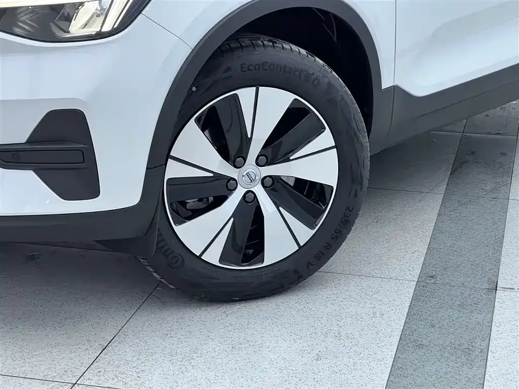 Volvo XC40 — фото 10