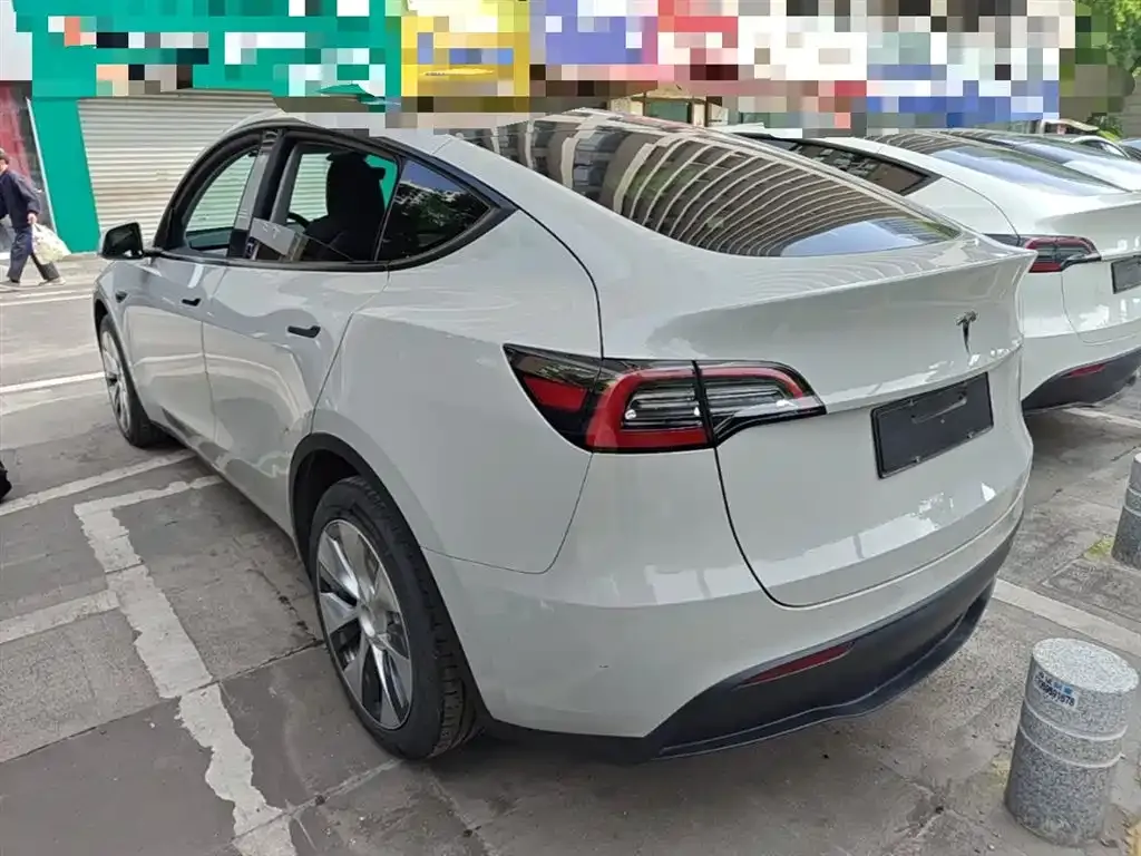 Tesla Model Y — фото 9