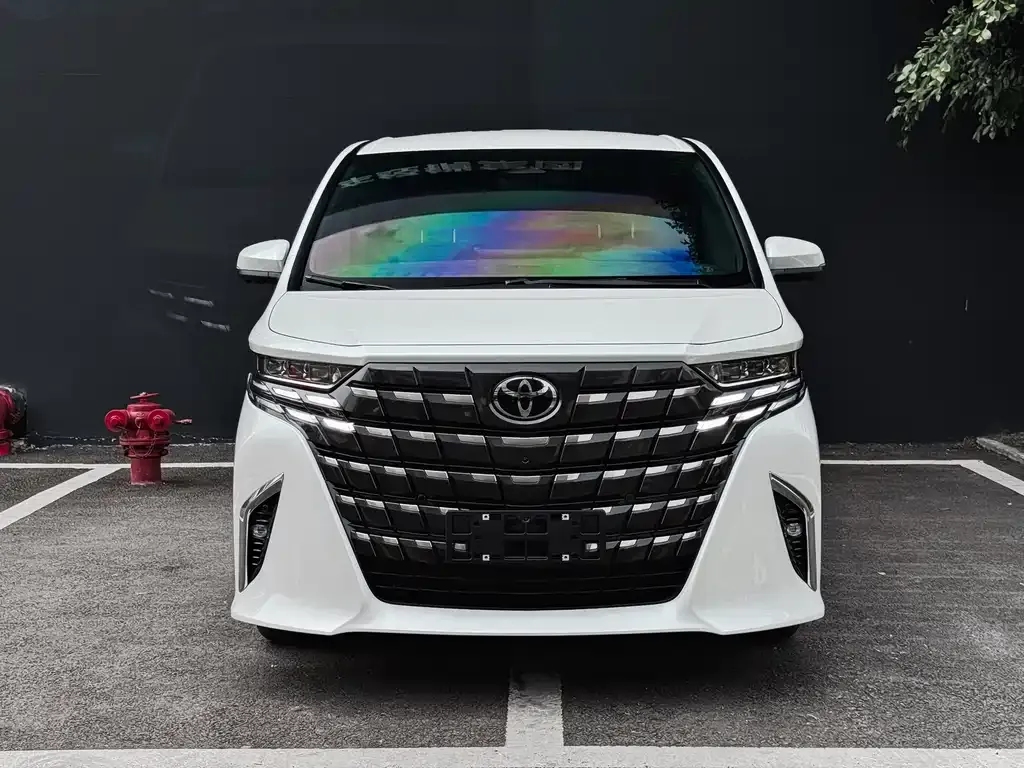 Toyota Alphard — фото 1
