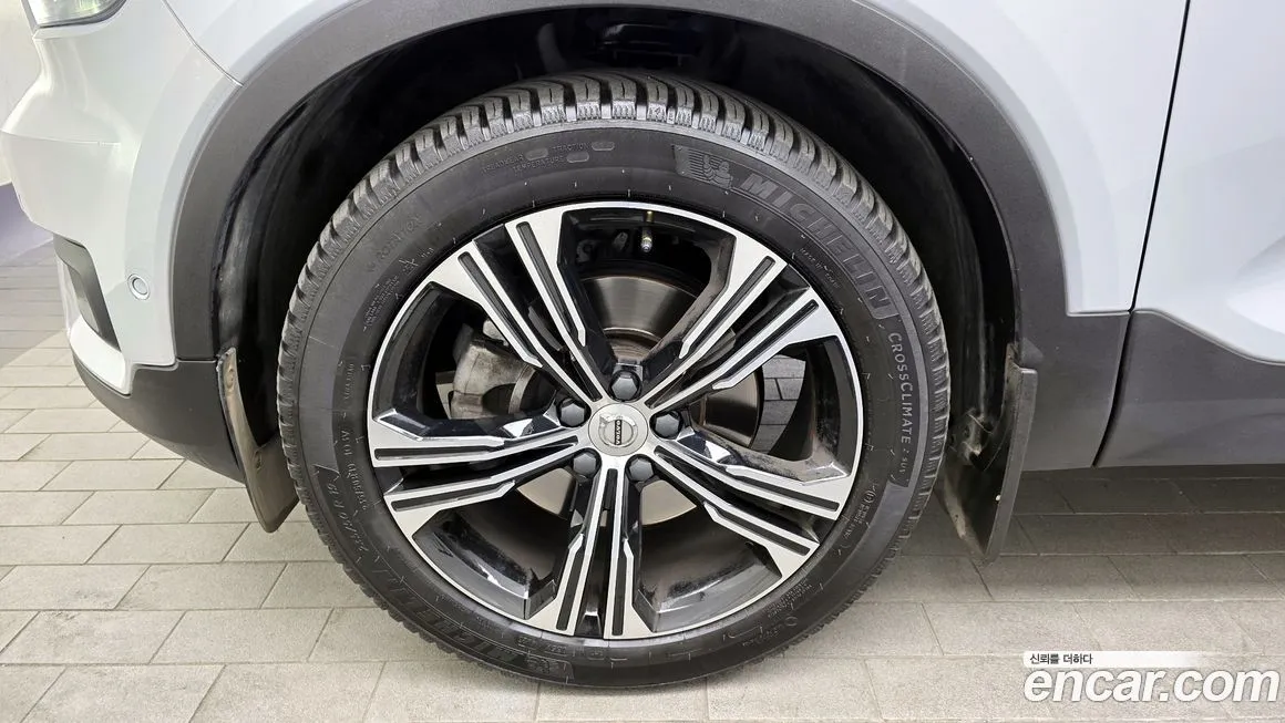 Volvo XC40 — фото 9