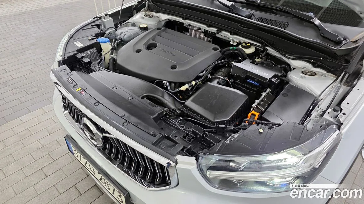 Volvo XC40 — фото 10