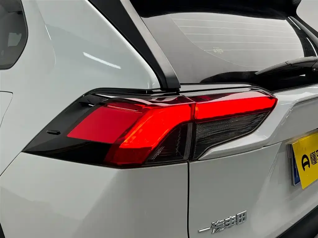 Toyota RAV4 — фото 2