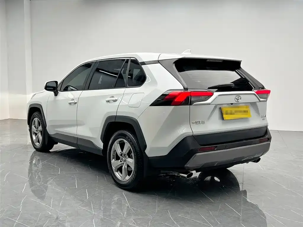 Toyota RAV4 — фото 9