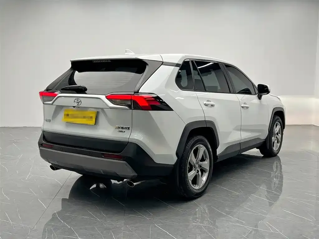 Toyota RAV4 — фото 8
