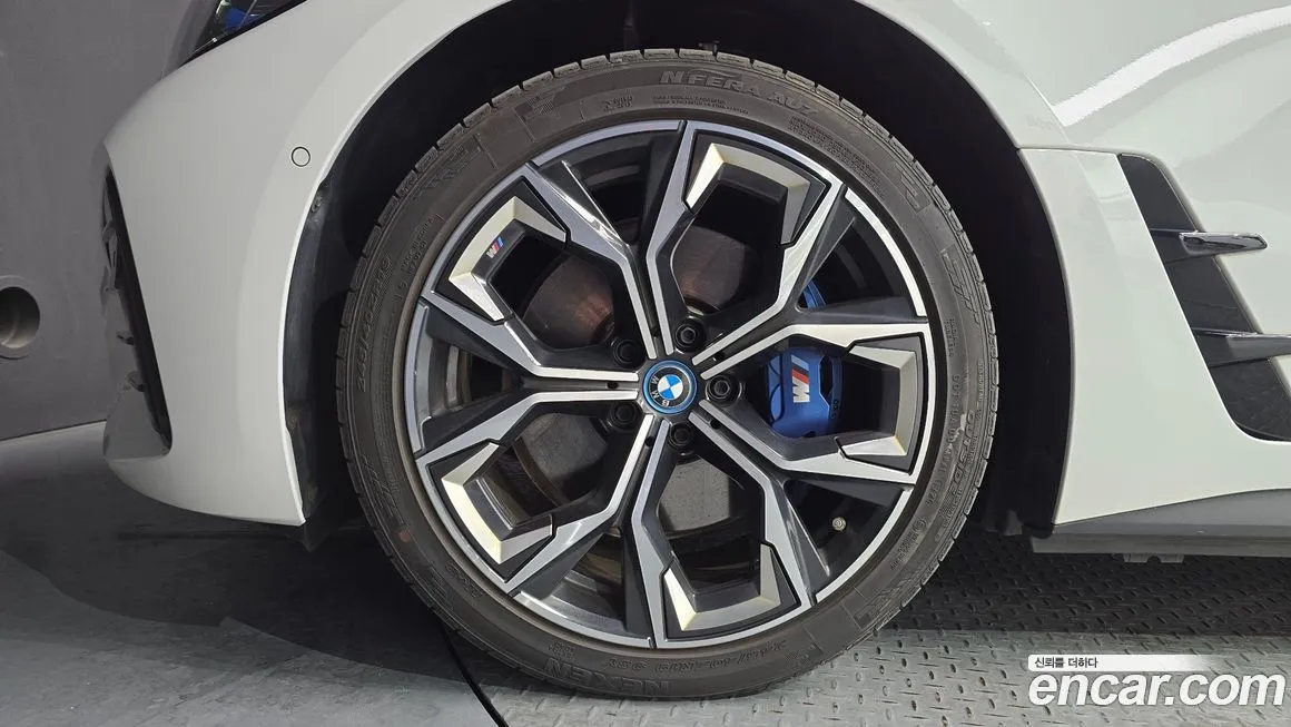BMW i4 — фото 7