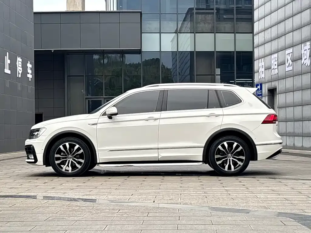 Volkswagen Tiguan L — фото 8