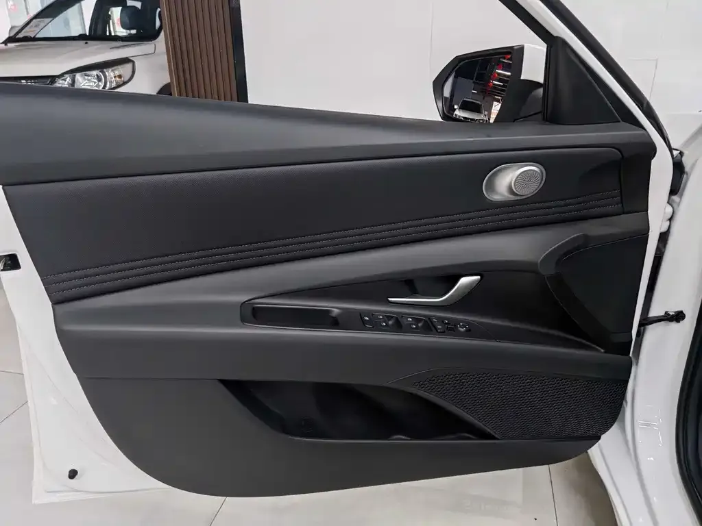 Hyundai Elantra — фото 4