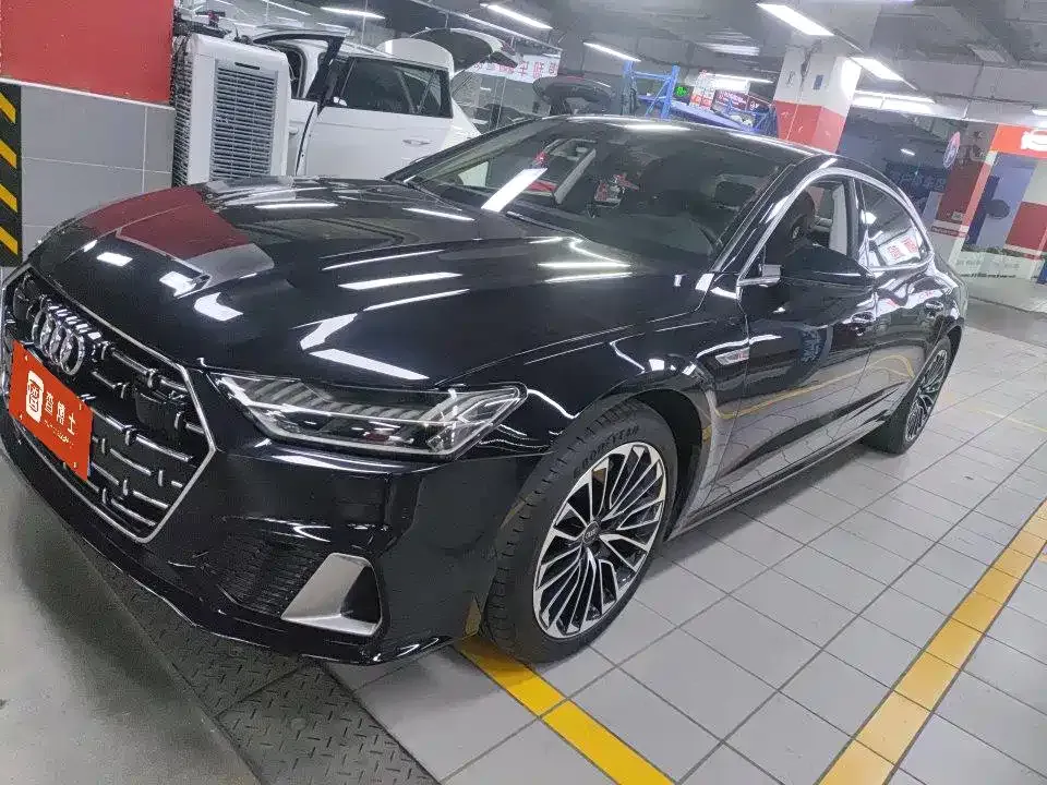 Audi A7L — фото 1