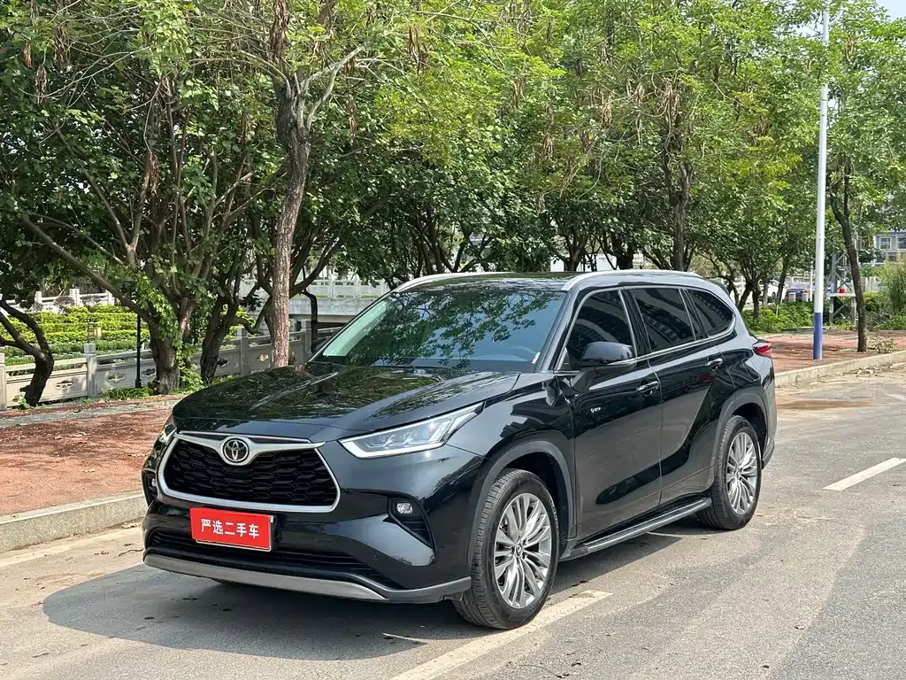 Toyota Highlander — фото 1