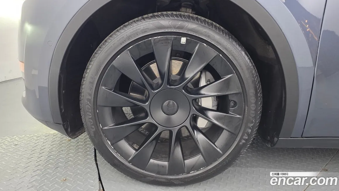 Tesla Model Y — фото 10