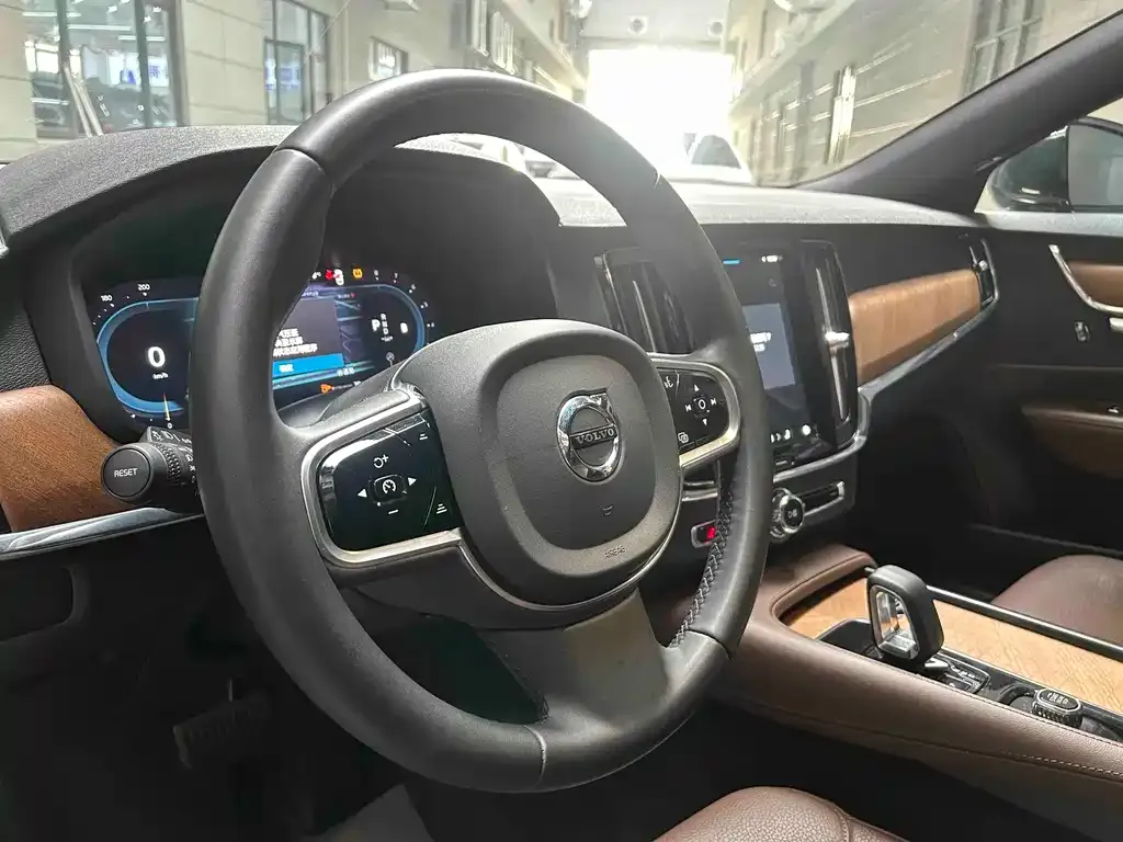 Volvo S90 — фото 10