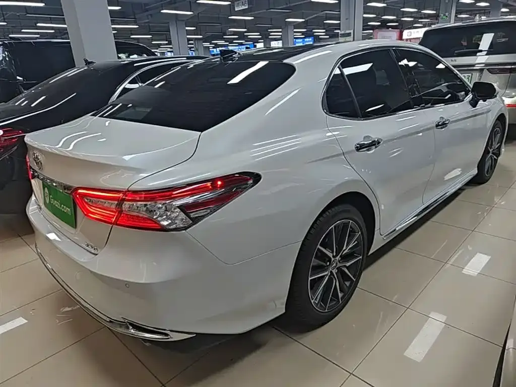 Toyota Camry — фото 3