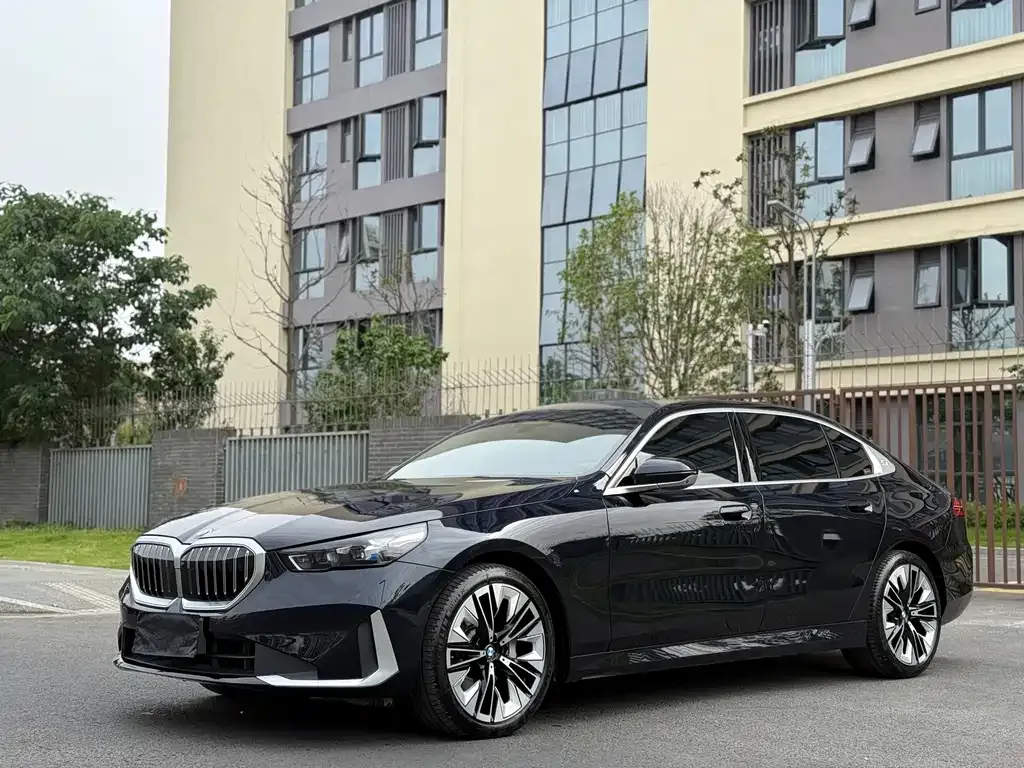 BMW 5 Series — фото 1