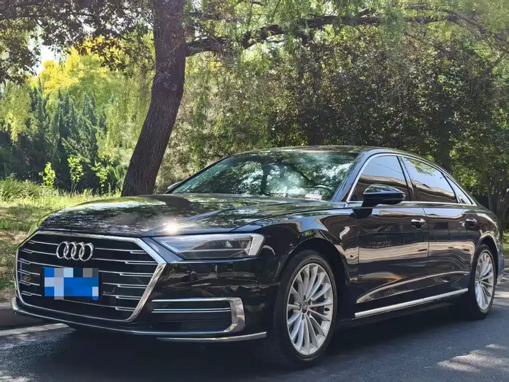 Audi A8 — фото 1