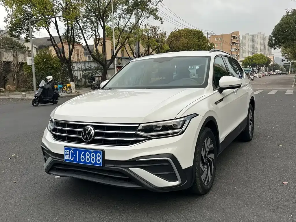 Volkswagen Tiguan L — фото 1