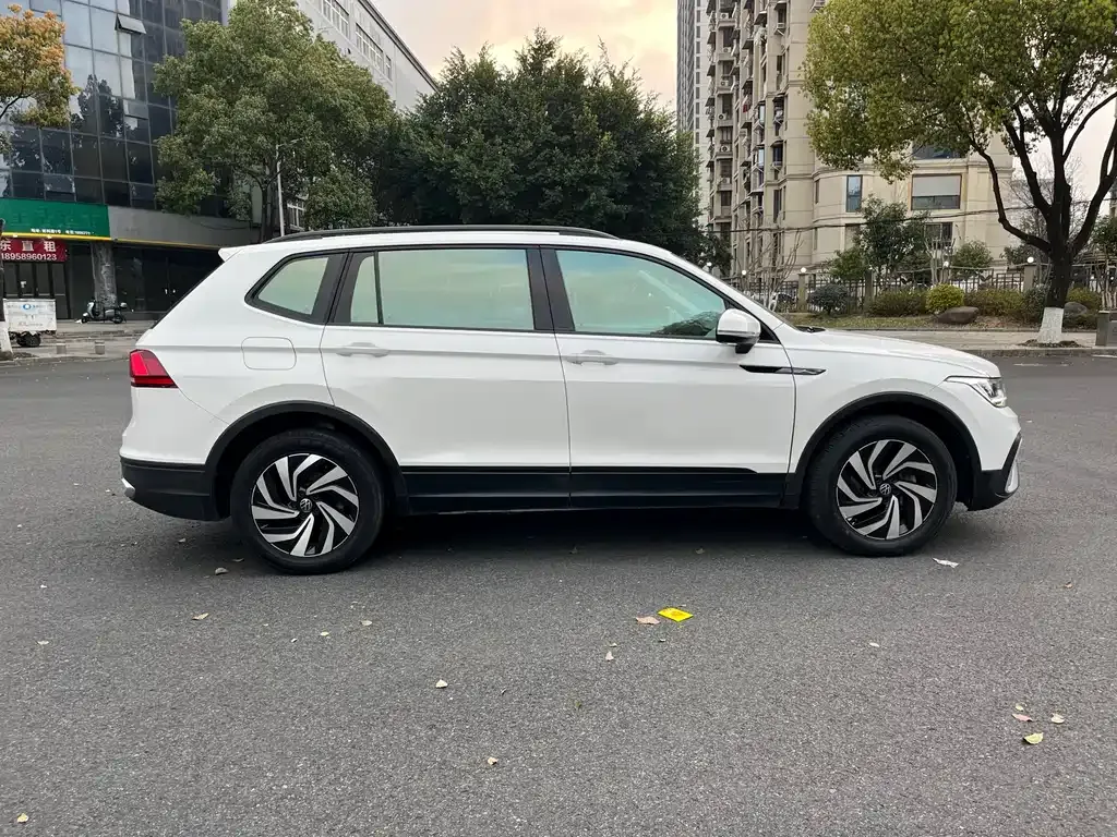 Volkswagen Tiguan L — фото 10