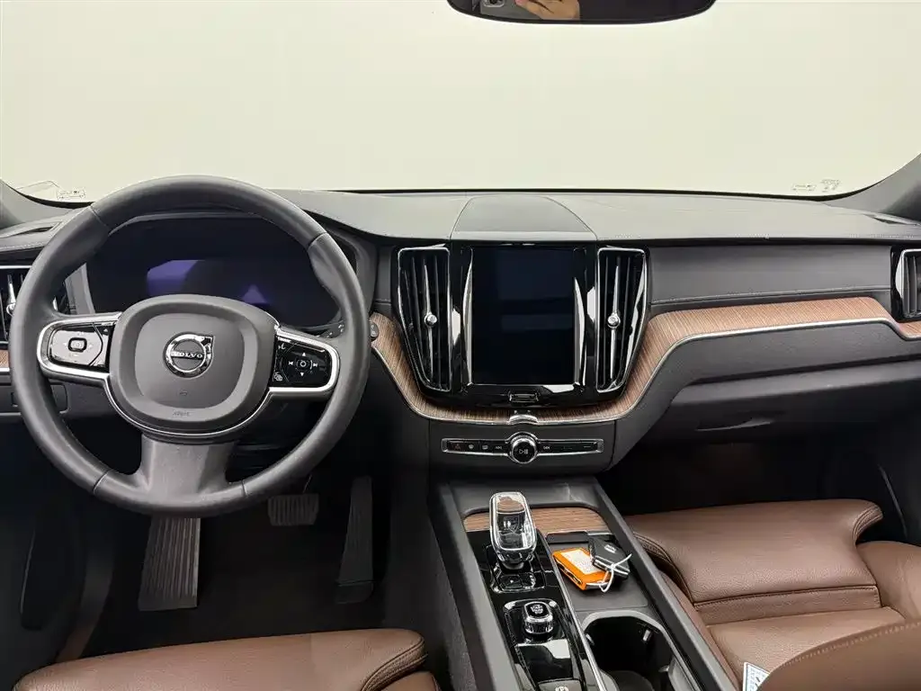 Volvo XC60 — фото 8