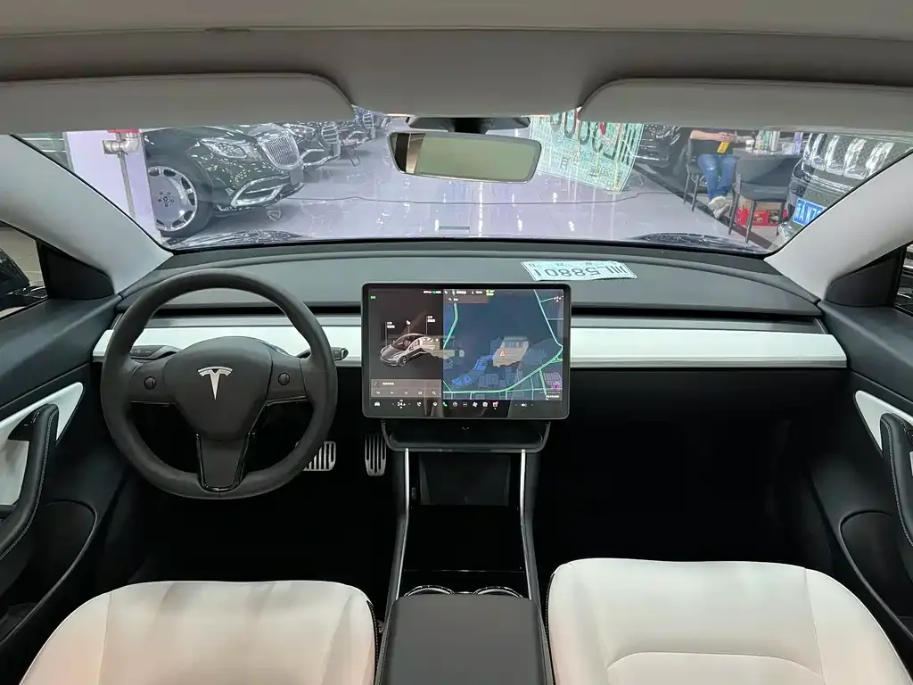 Tesla Model 3 — фото 2